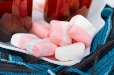 Beyaz-pembe hatmi iki bardak çay ile bir plaka üzerinde