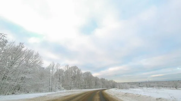 Landstraße Winter Entlang Des Waldes Mit Weißen Schneebäumen — Stockfoto