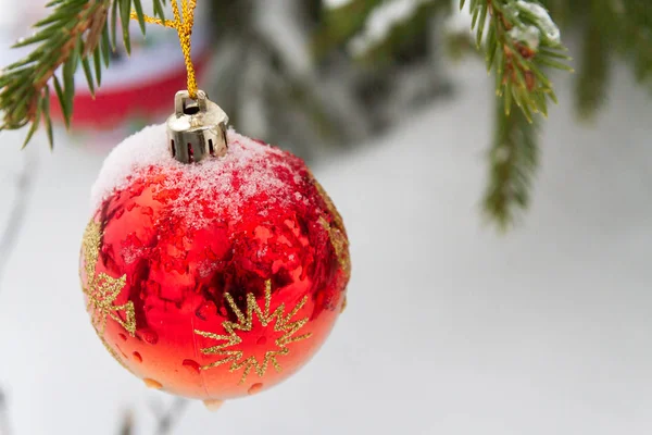 Vánoční Hračka Visící Stromě Venku Zimě — Stock fotografie