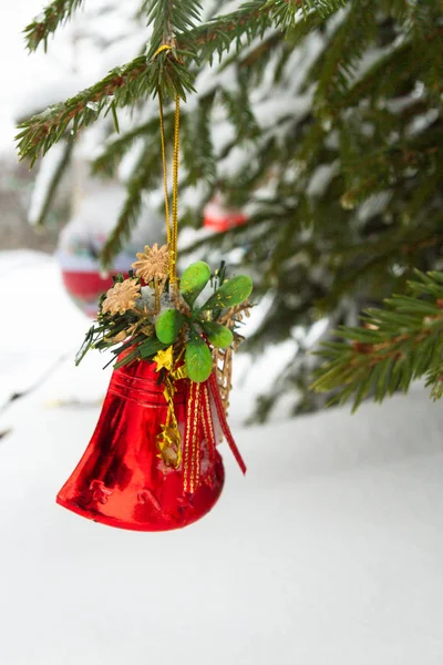 Vánoční Hračka Visící Stromě Venku Zimě — Stock fotografie