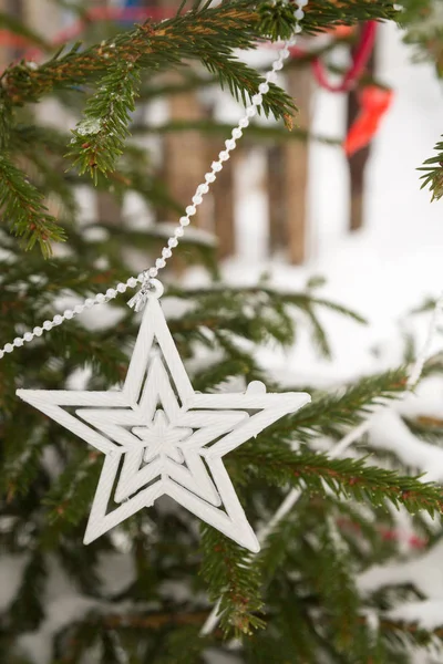 Girlande Aus Weißen Sternen Hängt Winter Draußen Baum — Stockfoto