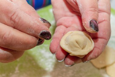 Evde mankenlik ve ev yapımı hamur köftesi pişirme.