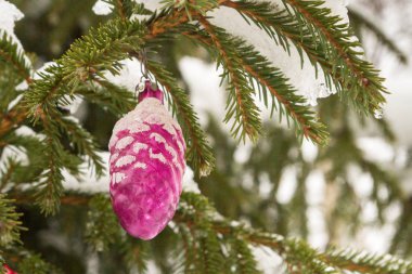 Kışın ağaca asılı Noel oyuncak