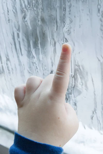 Die Hand Des Kindes Zeichnet Winter Muster Auf Das Gefrorene — Stockfoto