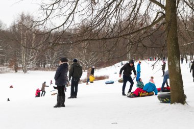 İskenderiye Park, Peterhof, St Petersburg, Rusya 04 Ocak 2019. Ebeveynler ve çocuklar ile kar kayak kış eğlence slaytları.