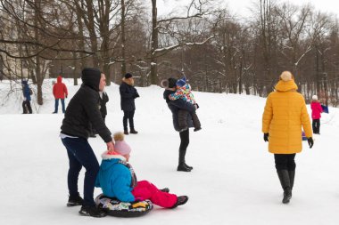 İskenderiye Park, Peterhof, St Petersburg, Rusya 04 Ocak 2019. Ebeveynler ve çocuklar ile kar kayak kış eğlence slaytları.
