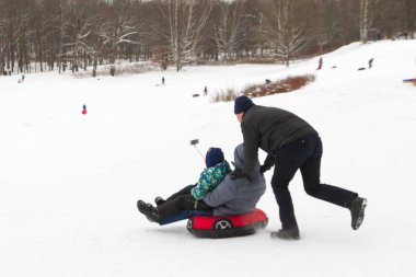 İskenderiye Park, Peterhof, St Petersburg, Rusya 04 Ocak 2019. Ebeveynler ve çocuklar ile kar kayak kış eğlence slaytları.