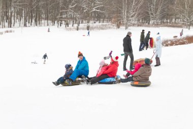 İskenderiye Park, Peterhof, St Petersburg, Rusya 04 Ocak 2019. Ebeveynler ve çocuklar ile kar kayak kış eğlence slaytları.