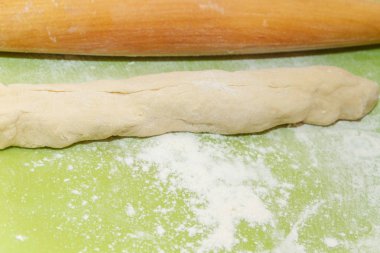 Çiğ hamur ev yapımı köfte hazırlanması için hazırlanır