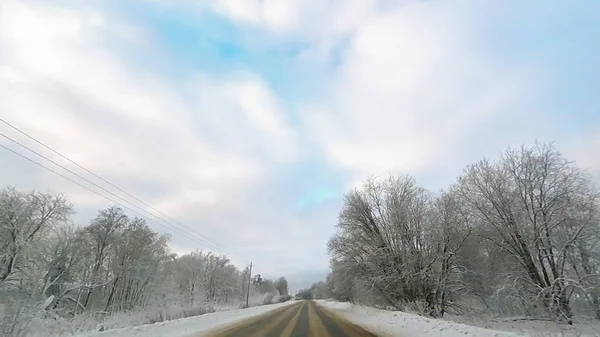 Landstraße Winter Entlang Des Waldes Mit Weißen Schneebäumen — Stockfoto