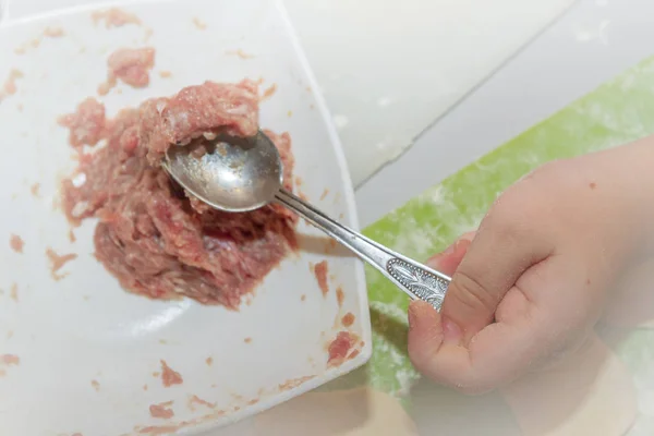 Ребенок Берет Сырое Мясо Тарелки Приготовления Пельменей — стоковое фото