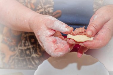 RAW ve taze olarak kaldı köfte tahtada vardır