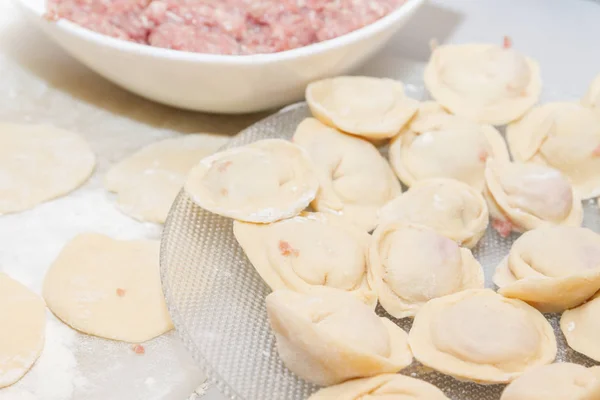 Gnocchi Crudi Freschi Trovano Una Lastra Vetro — Foto Stock