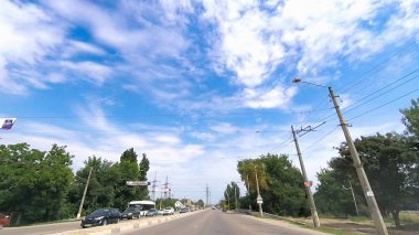 Simferopol, Kırım, 09 Haziran 2018. Simferopol şehrinin fotoğrafı yazın sokaklardadır..