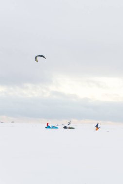 Koporye, Lomonosov bölge Leningrad bölge Rusya 03 Ocak 2019. Bir grup insan tarafından alanındaki kışın kayak kiteboarding