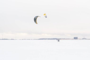 Koporye, Lomonosov bölge Leningrad bölge Rusya 03 Ocak 2019. Bir grup insan tarafından alanındaki kışın kayak kiteboarding
