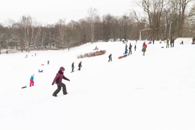 İskenderiye Park, Peterhof, St Petersburg, Rusya 04 Ocak 2019. Ebeveynler ve çocuklar ile kar kayak kış eğlence slaytları.