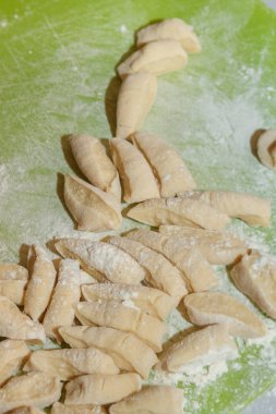 Ev yapımı hamur köftesi pişirmek için dilimlenmiş çiğ hamur.