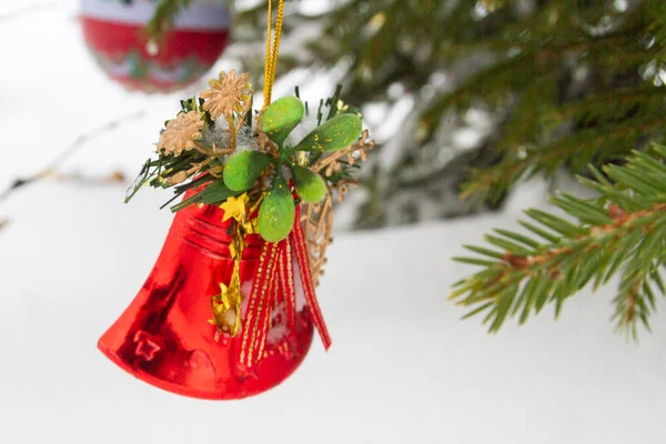 Рождественская Игрушка Висит Елке Зимой — стоковое фото