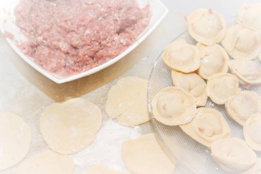 Taze ve çiğ köfte yalan bir cam levha üzerine