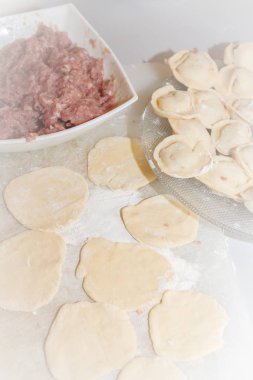 Taze ve çiğ köfte yalan bir cam levha üzerine