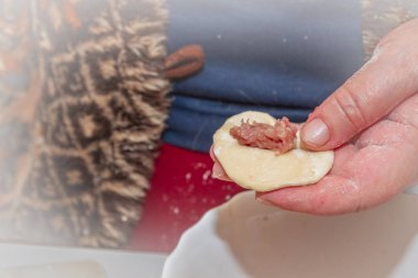 RAW ve taze olarak kaldı köfte tahtada vardır