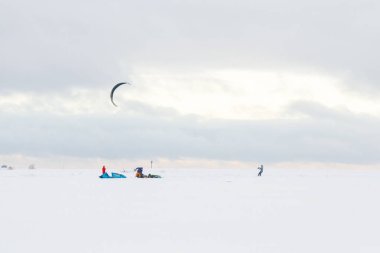Koporye, Lomonosov bölge Leningrad bölge Rusya 03 Ocak 2019. Bir grup insan tarafından alanındaki kışın kayak kiteboarding