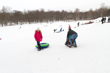 İskenderiye Park, Peterhof, St Petersburg, Rusya 04 Ocak 2019. Ebeveynler ve çocuklar ile kar kayak kış eğlence slaytları.