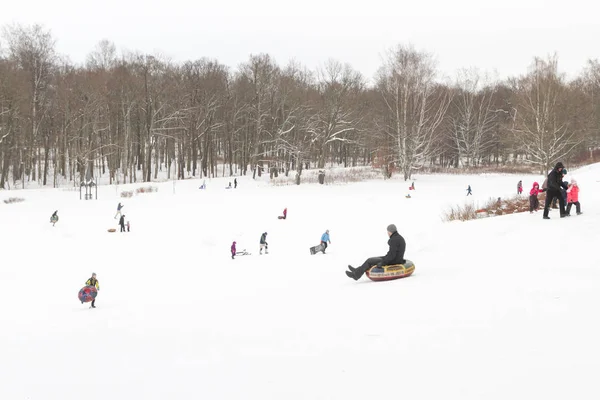 アレクサンドリア公園 ペテルゴフ サンクトペテルブルク ロシア 2019 冬の楽しみは雪とスキーにスライド親と子 — ストック写真