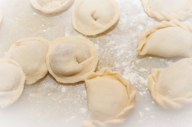Taze ve çiğ köfte yalan bir cam levha üzerine