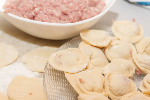 Dumplings Crudos Frescos Encuentran Una Placa Vidrio —  Fotos de Stock