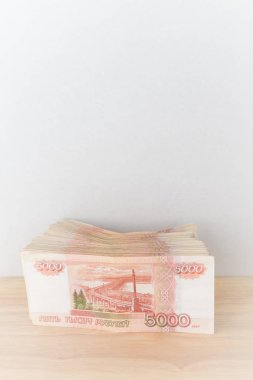 Büyük Rus para banknot beş bin ruble tahta bir masanın üzerinde yatan yığını