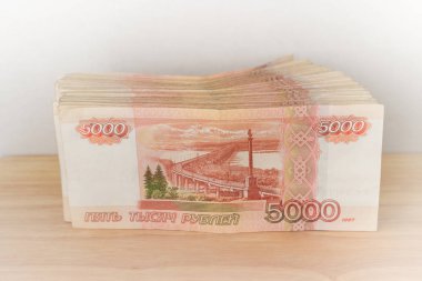 Büyük Rus para banknot beş bin ruble tahta bir masanın üzerinde yatan yığını