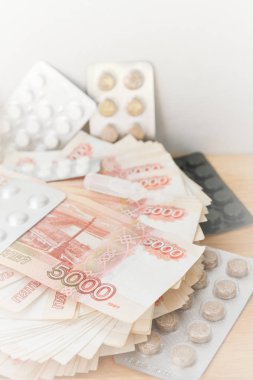 Hap ve uyuşturucu büyük Rus parası ile masaya yalan