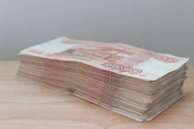 Büyük Rus para banknot beş bin ruble tahta bir masanın üzerinde yatan yığını