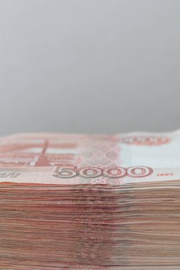 Büyük Rus para banknot beş bin ruble tahta bir masanın üzerinde yatan yığını