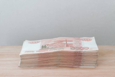 Büyük Rus para banknot beş bin ruble tahta bir masanın üzerinde yatan yığını