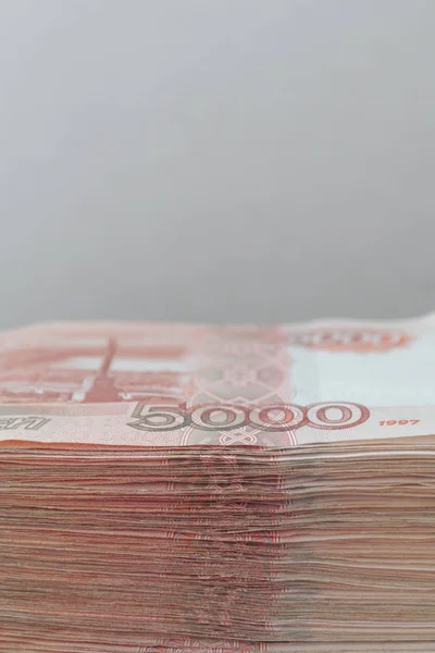 一大堆俄罗斯钞票5000卢布躺在一张木桌上 — 图库照片