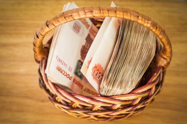 Çoğu sepet içinde beş bin ruble banknottan Rus parası