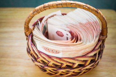 Çoğu sepet içinde beş bin ruble banknottan Rus parası