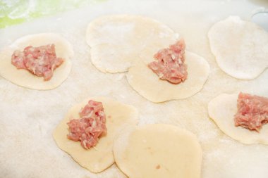 Köfte modelleme için hazırlanmış çiğ kıyma çiğ hamur yatıyor