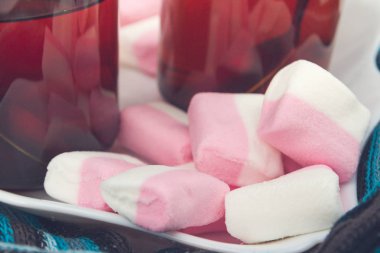 Beyaz-pembe hatmi iki bardak çay ile bir plaka üzerinde