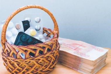 Sepet büyük Rus para yanında ilaç ve ilaç bulunmaktadır