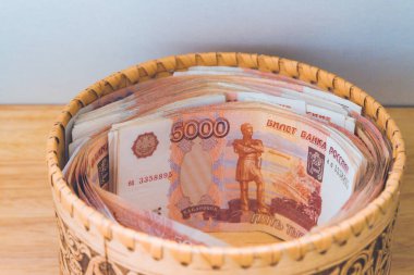 Büyük Rus parası bir yuvarlak ahşap hasır kutu içinde yatıyor