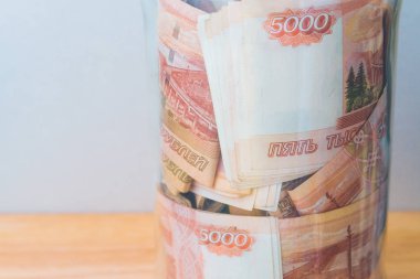 Bir cam kavanoza beş bin ruble banknottan Rus para büyük bir miktar olduğunu