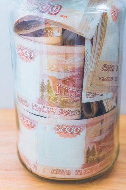 Bir cam kavanoza beş bin ruble banknottan Rus para büyük bir miktar olduğunu