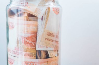 Bir cam kavanoza beş bin ruble banknottan Rus para büyük bir miktar olduğunu