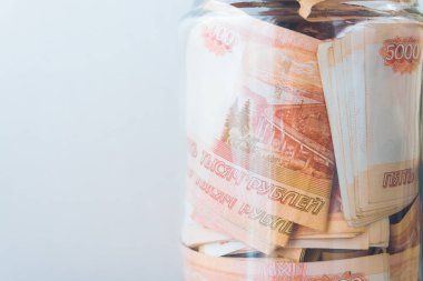 Bir cam kavanoza beş bin ruble banknottan Rus para büyük bir miktar olduğunu