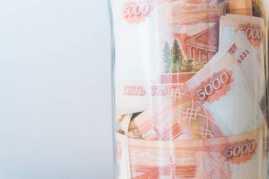 Bir cam kavanoza beş bin ruble banknottan Rus para büyük bir miktar olduğunu