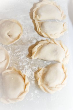 Taze ve çiğ köfte yalan bir cam levha üzerine